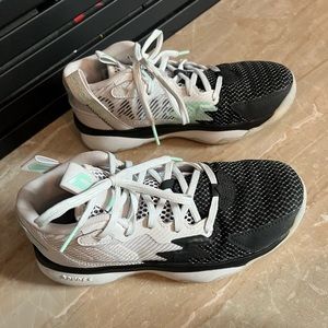 adidas Kids' Grade School Dame 8 size 3 great condition barley worn